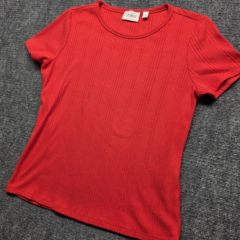 Cyrus Essentials Red Top Size Large Short Sleeve Round Neck Fitted